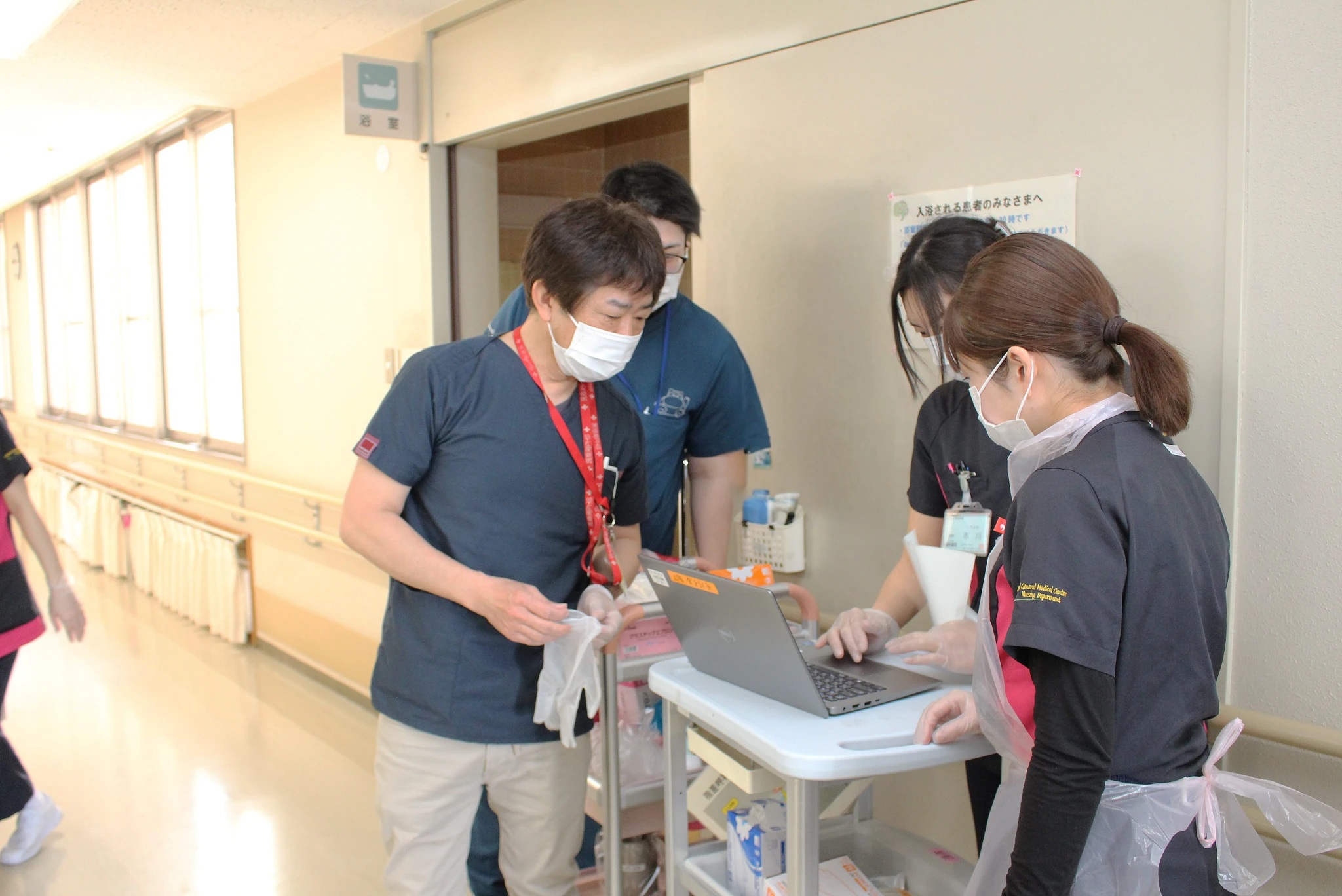 毎朝、医師と回診にまわります。